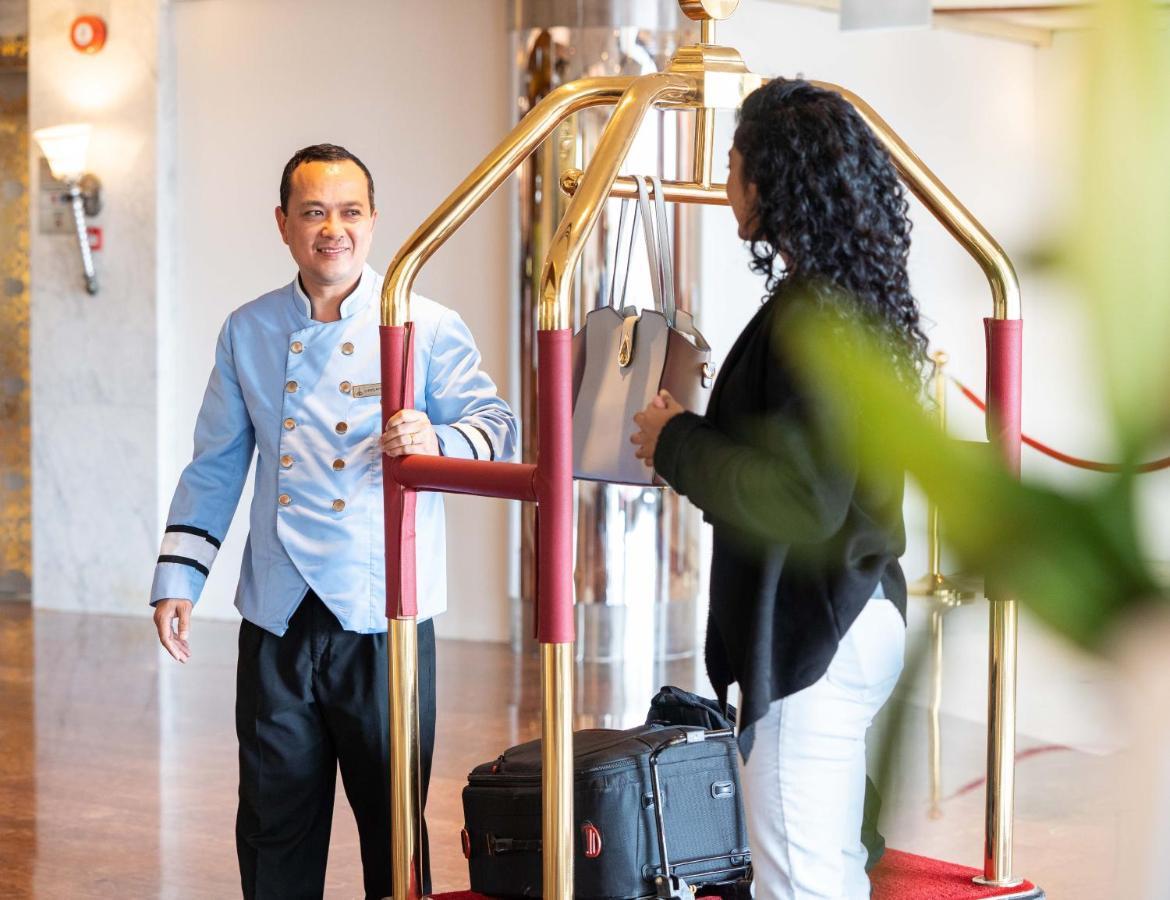 Officers Club & Hotel Abu Dhabi Esterno foto A bellboy at work