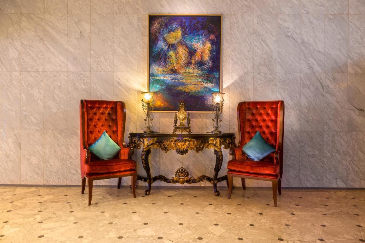 Officers Club & Hotel Abu Dhabi Esterno foto The interior of the hotel