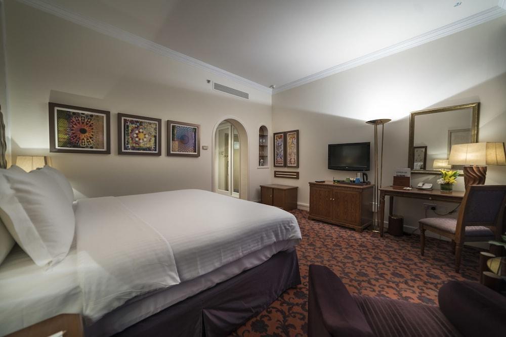 Officers Club & Hotel Abu Dhabi Esterno foto A room at the hotel