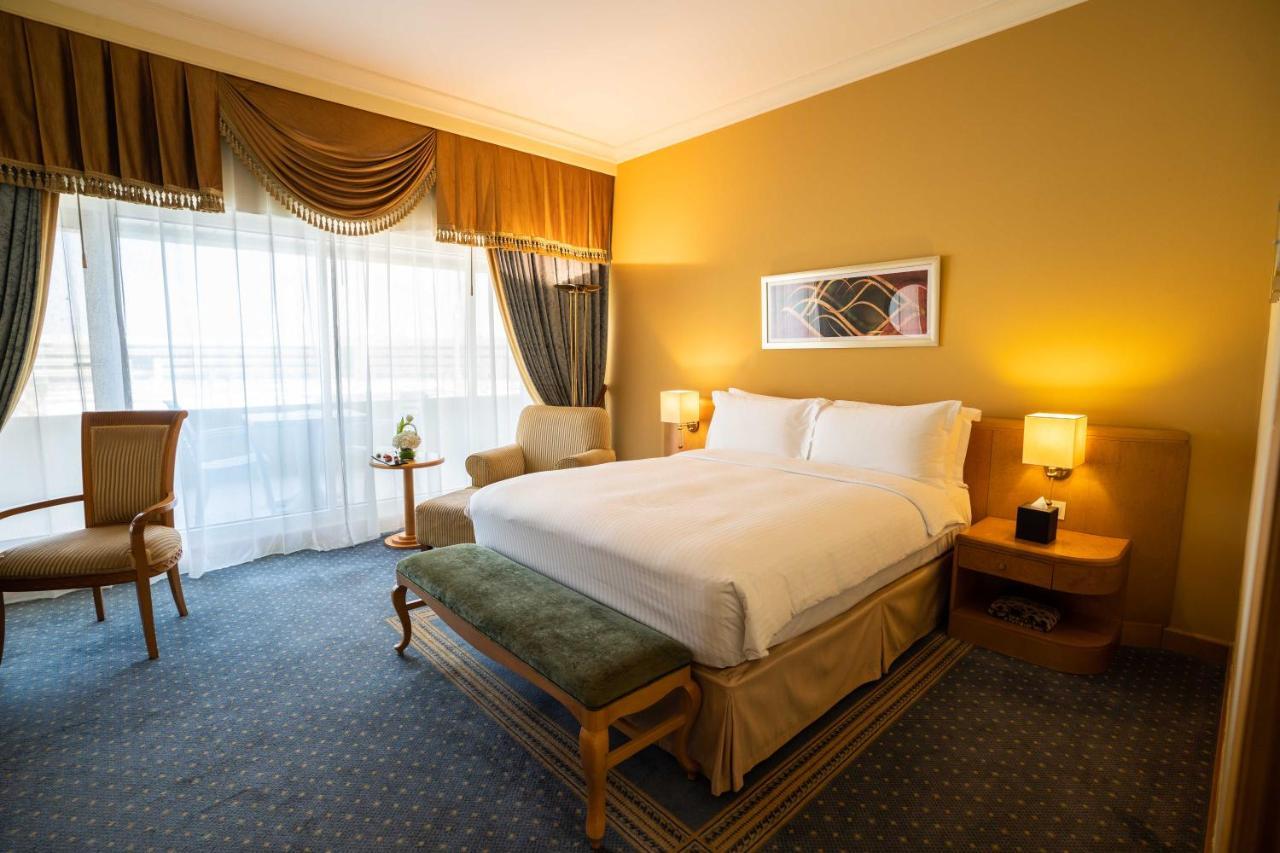 Officers Club & Hotel Abu Dhabi Esterno foto A room at the hotel