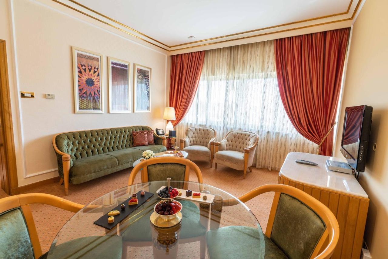 Officers Club & Hotel Abu Dhabi Esterno foto A living room in a suite at the Grand Hotel
