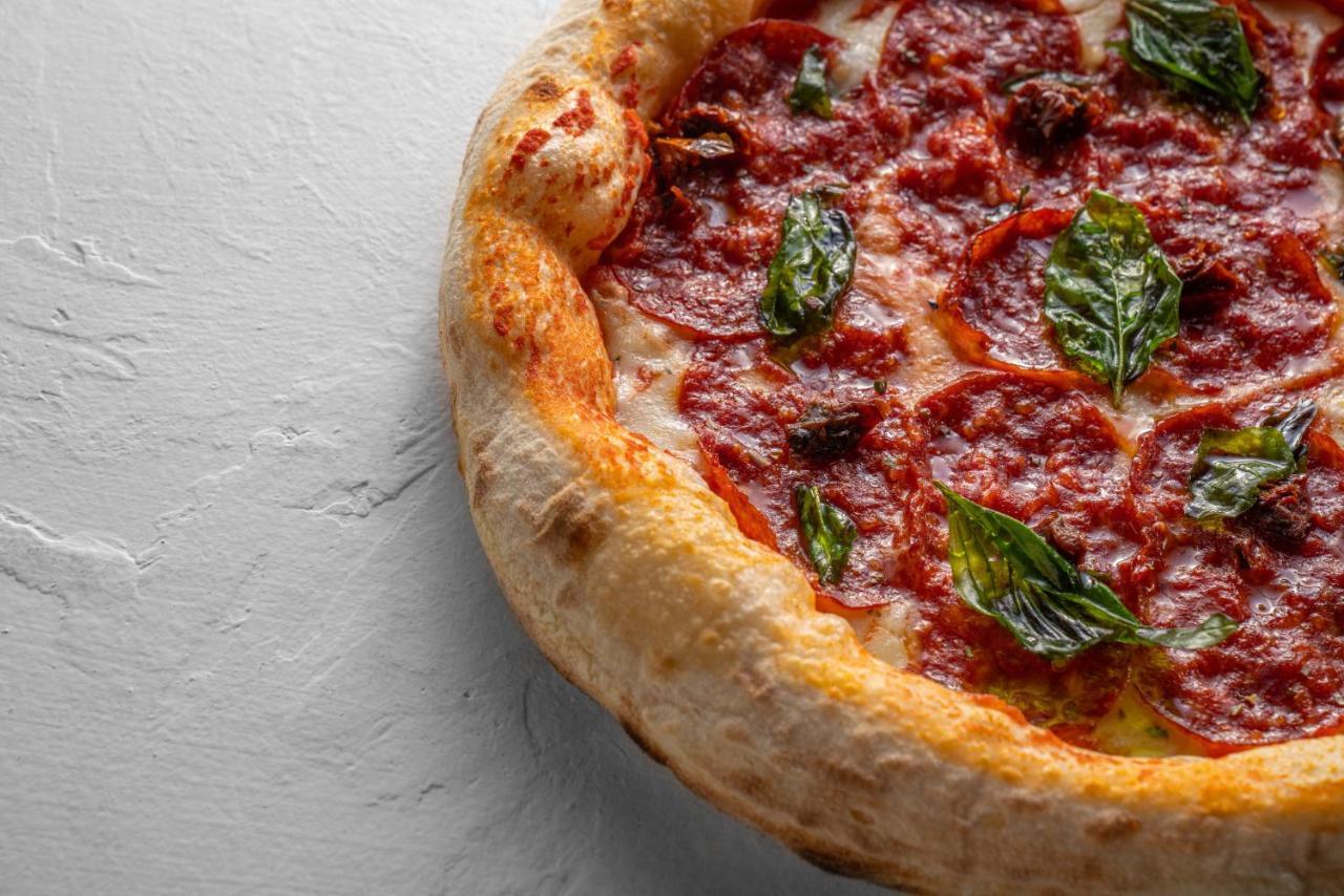 Officers Club & Hotel Abu Dhabi Esterno foto A deep-dish pizza