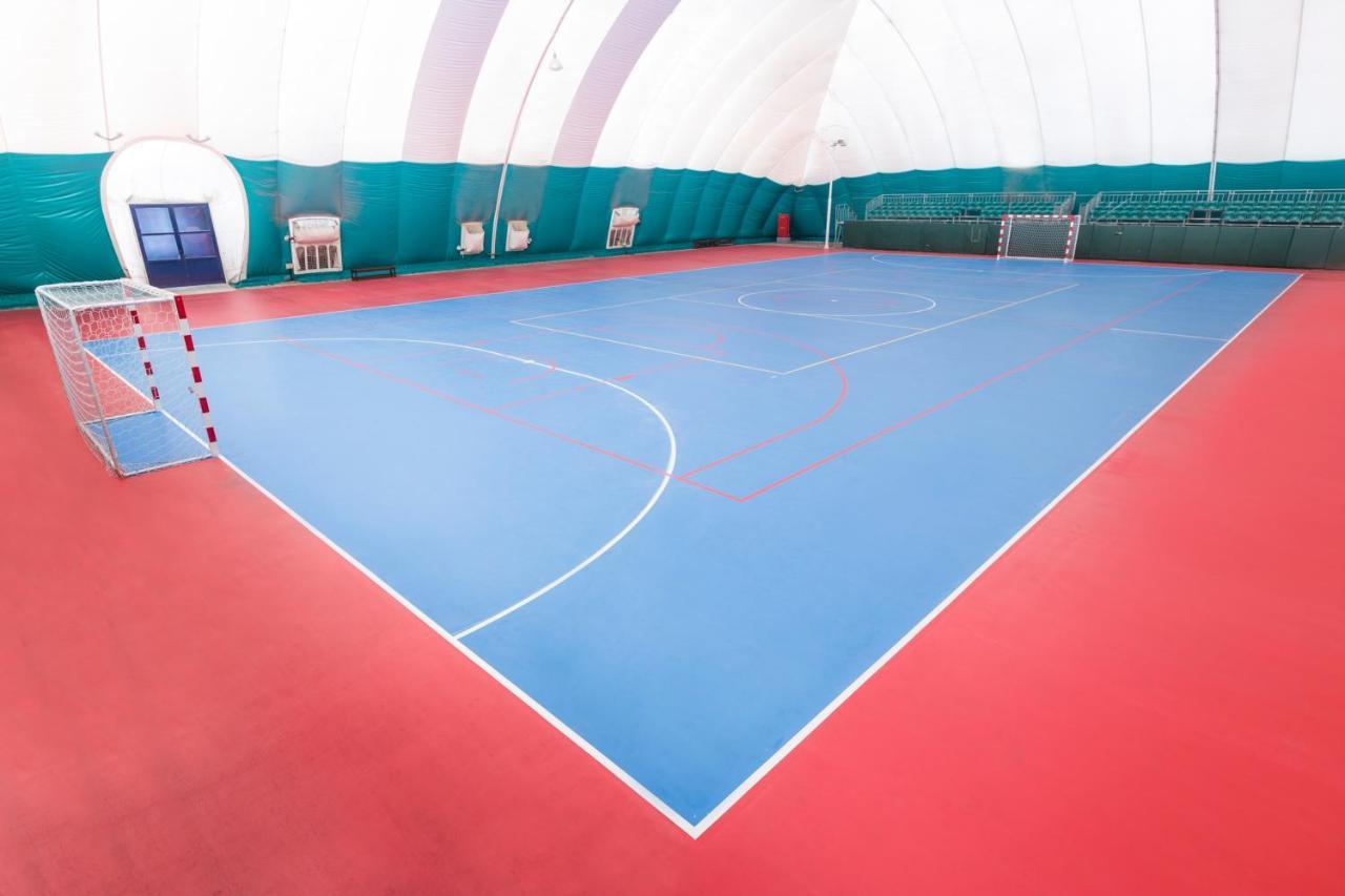 Officers Club & Hotel Abu Dhabi Esterno foto The indoor pitch