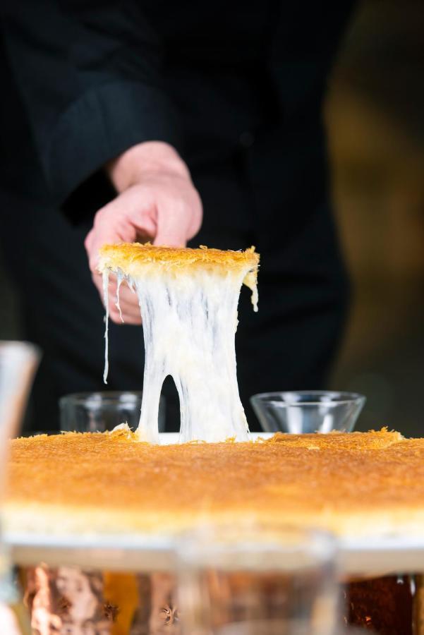 Officers Club & Hotel Abu Dhabi Esterno foto A cheese pull