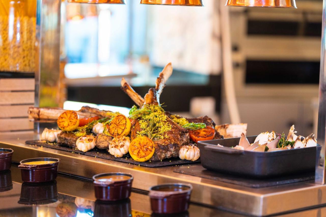 Officers Club & Hotel Abu Dhabi Esterno foto A selection of grilled meat and vegetables