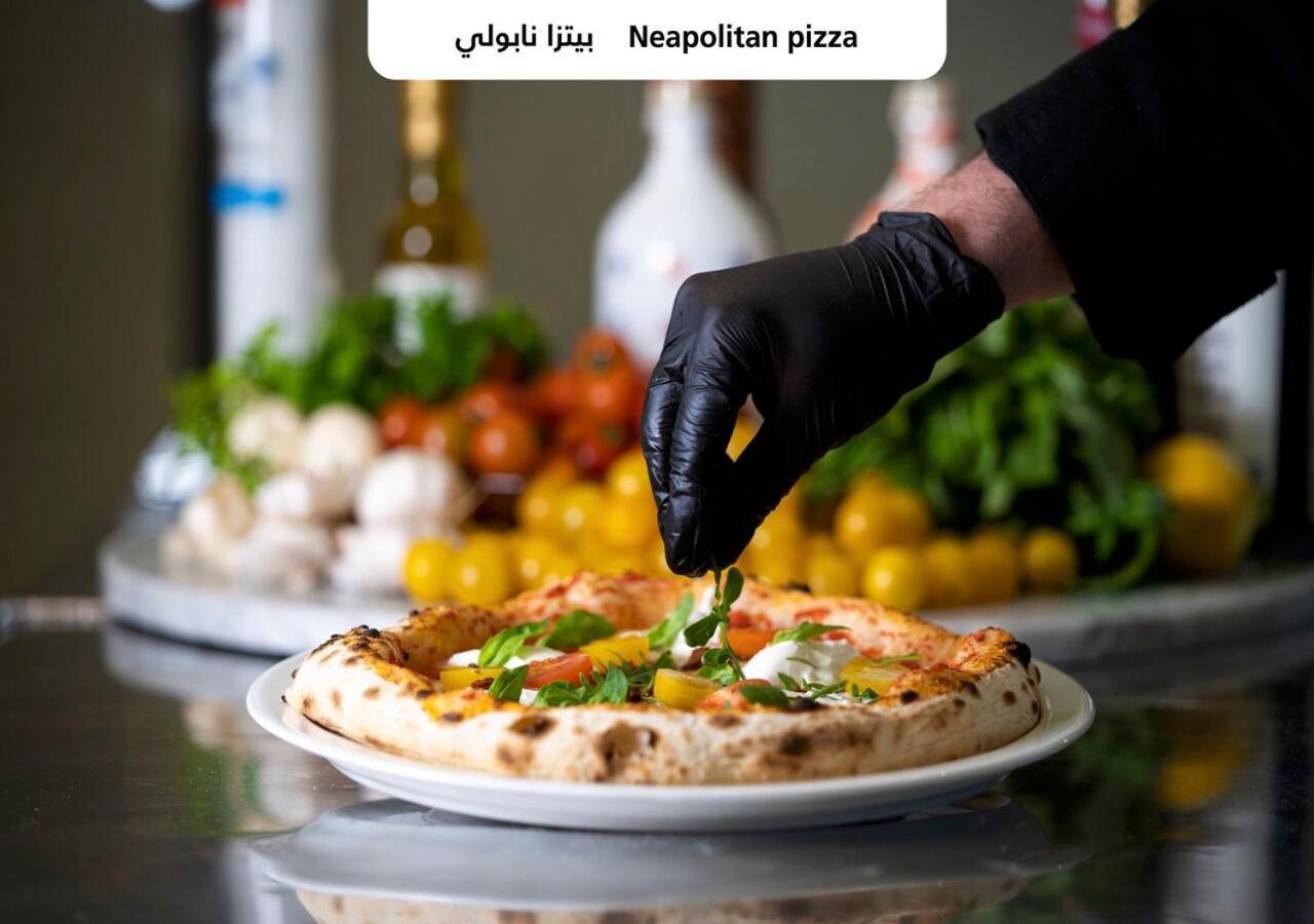 Officers Club & Hotel Abu Dhabi Esterno foto Neapolitan pizza