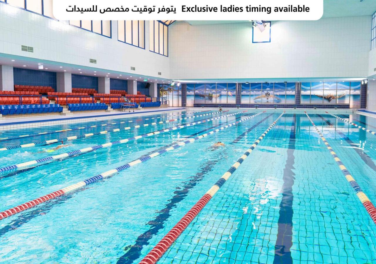 Officers Club & Hotel Abu Dhabi Esterno foto Swimming pool at the Al-Shaab Club
