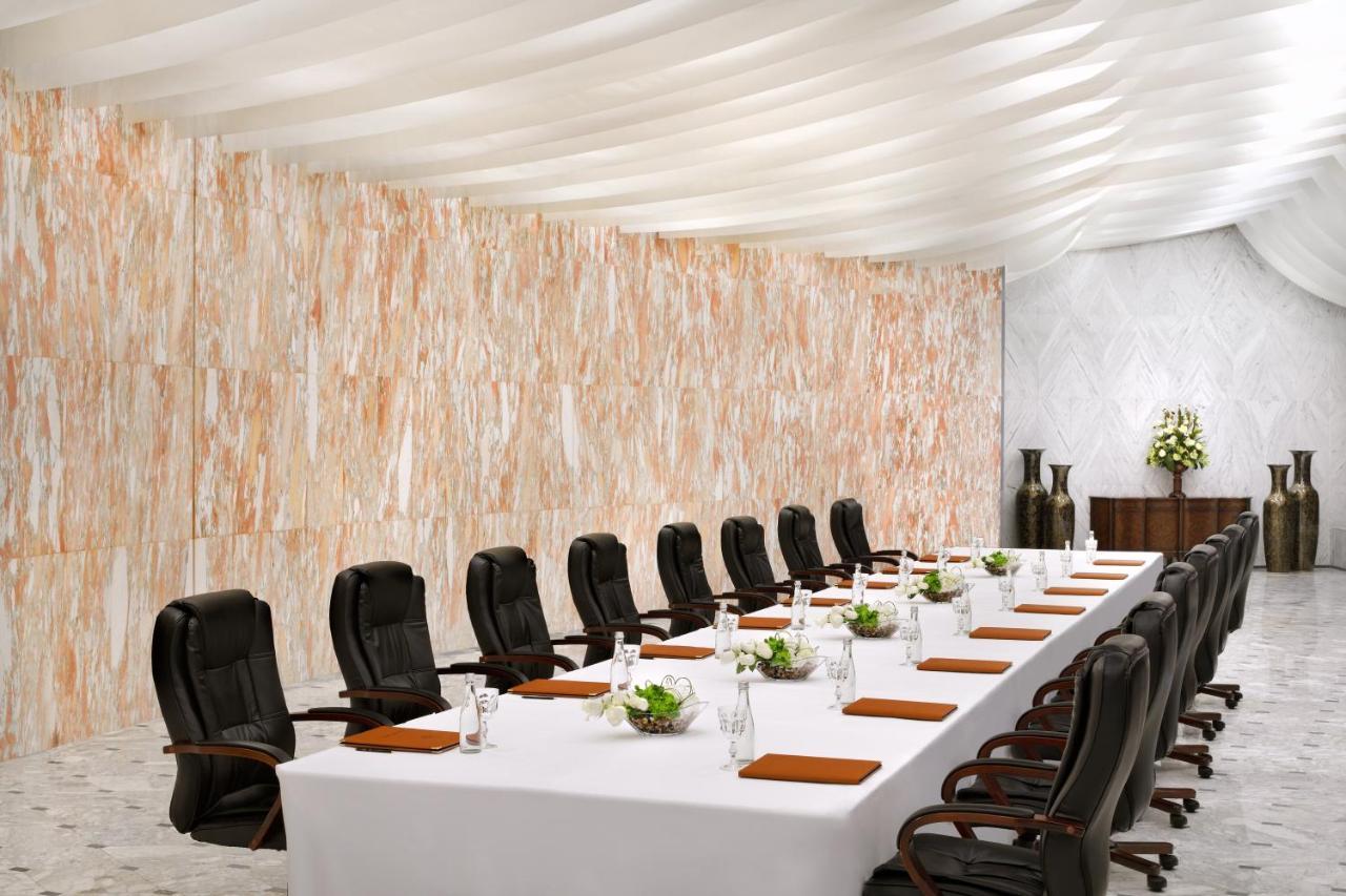 Officers Club & Hotel Abu Dhabi Esterno foto A meeting room
