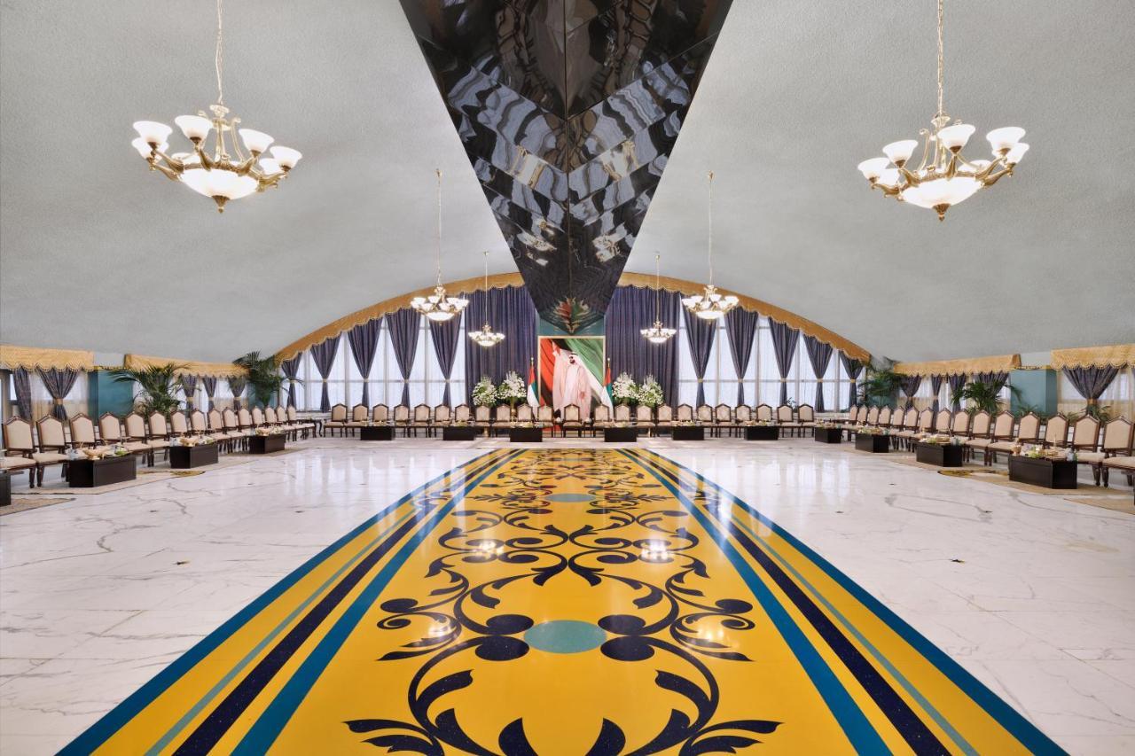 Officers Club & Hotel Abu Dhabi Esterno foto The interior of the conference hall