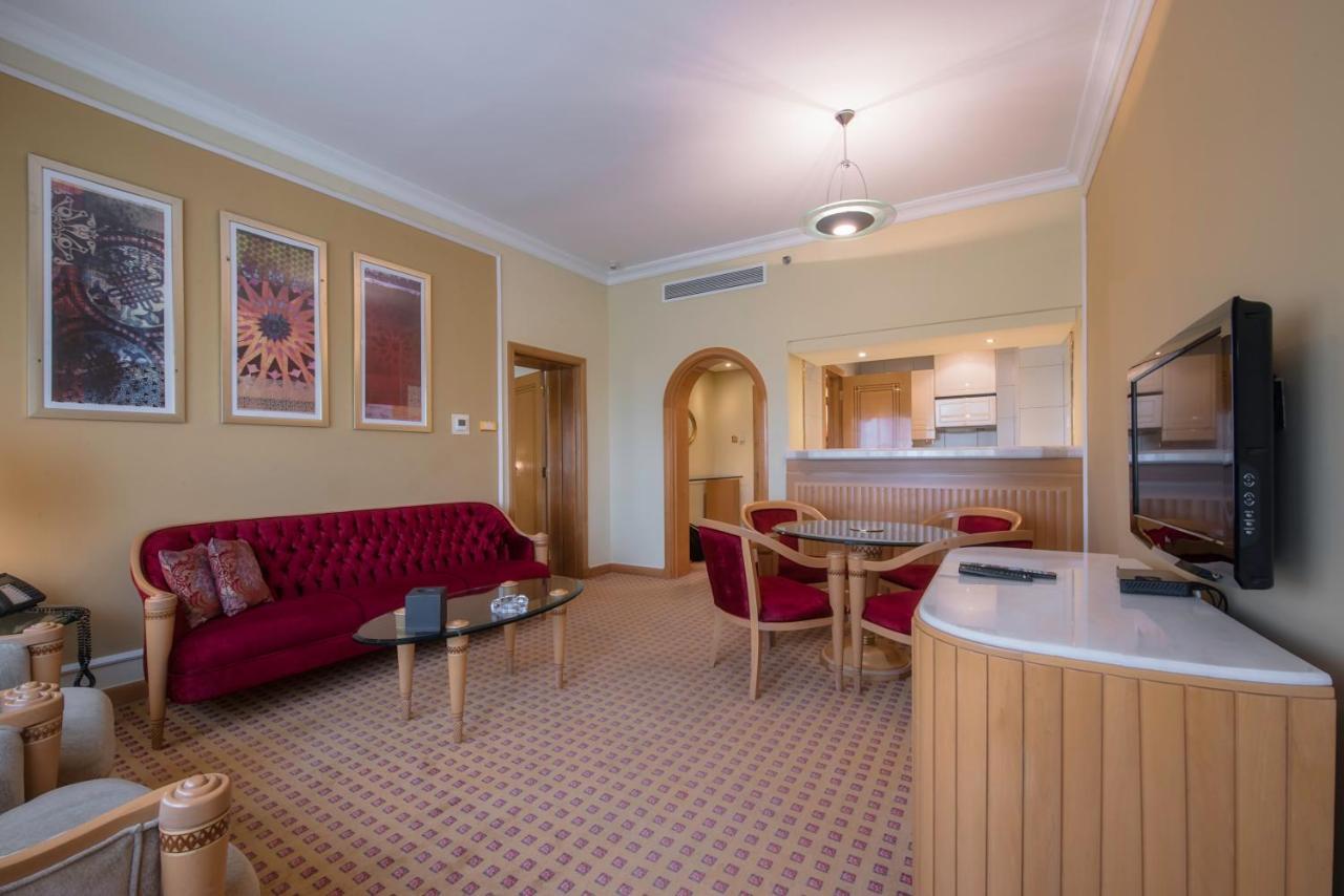 Officers Club & Hotel Abu Dhabi Esterno foto A suite at the hotel