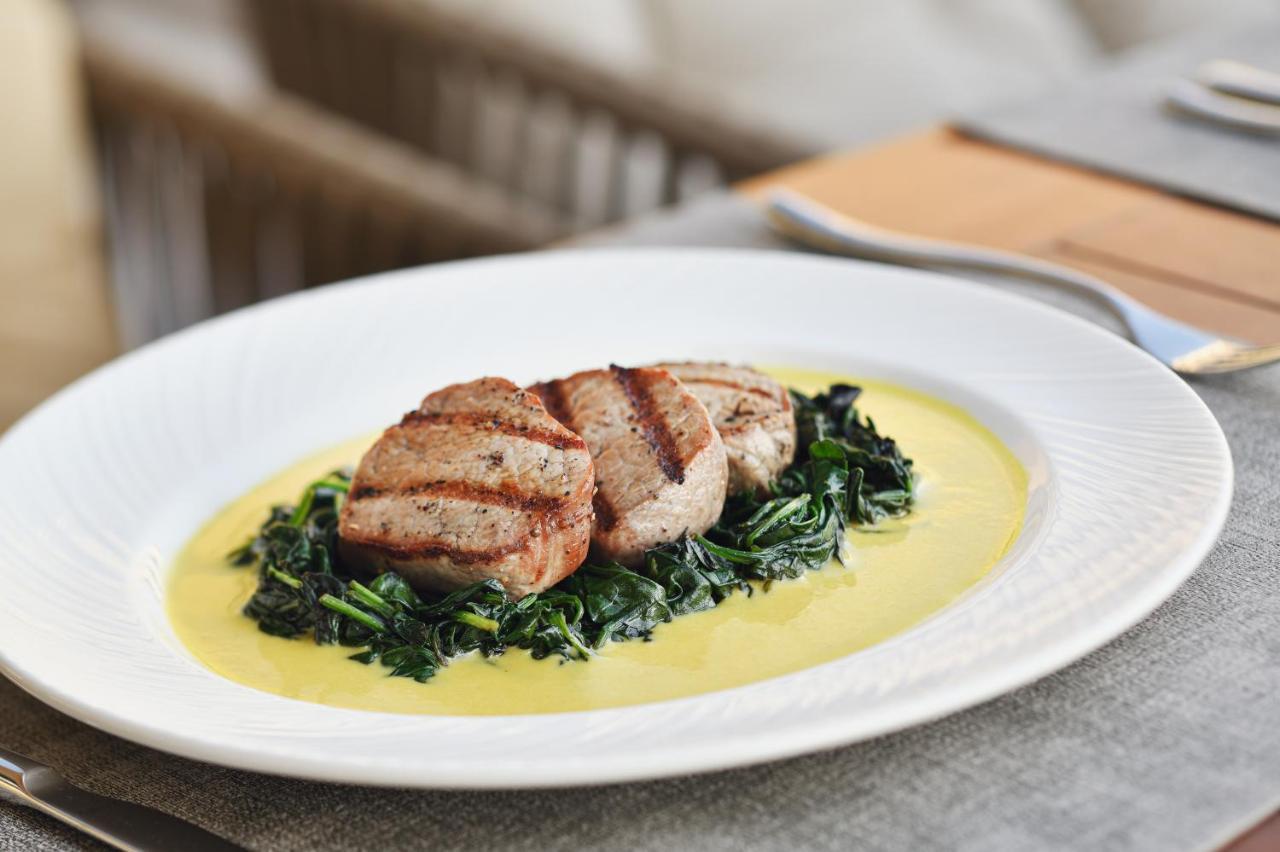 Officers Club & Hotel Abu Dhabi Esterno foto A plate of chicken with lemon sauce