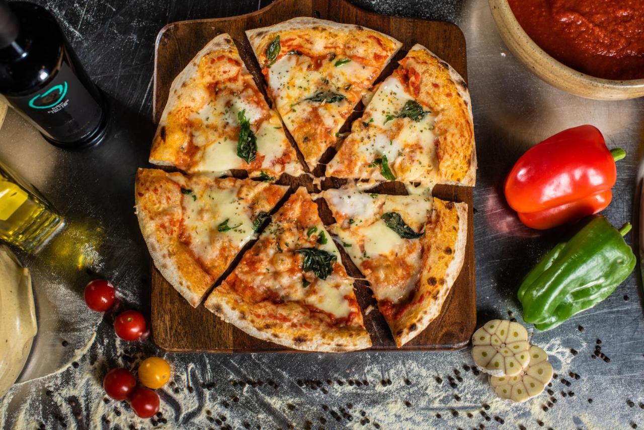 Officers Club & Hotel Abu Dhabi Esterno foto Pizza