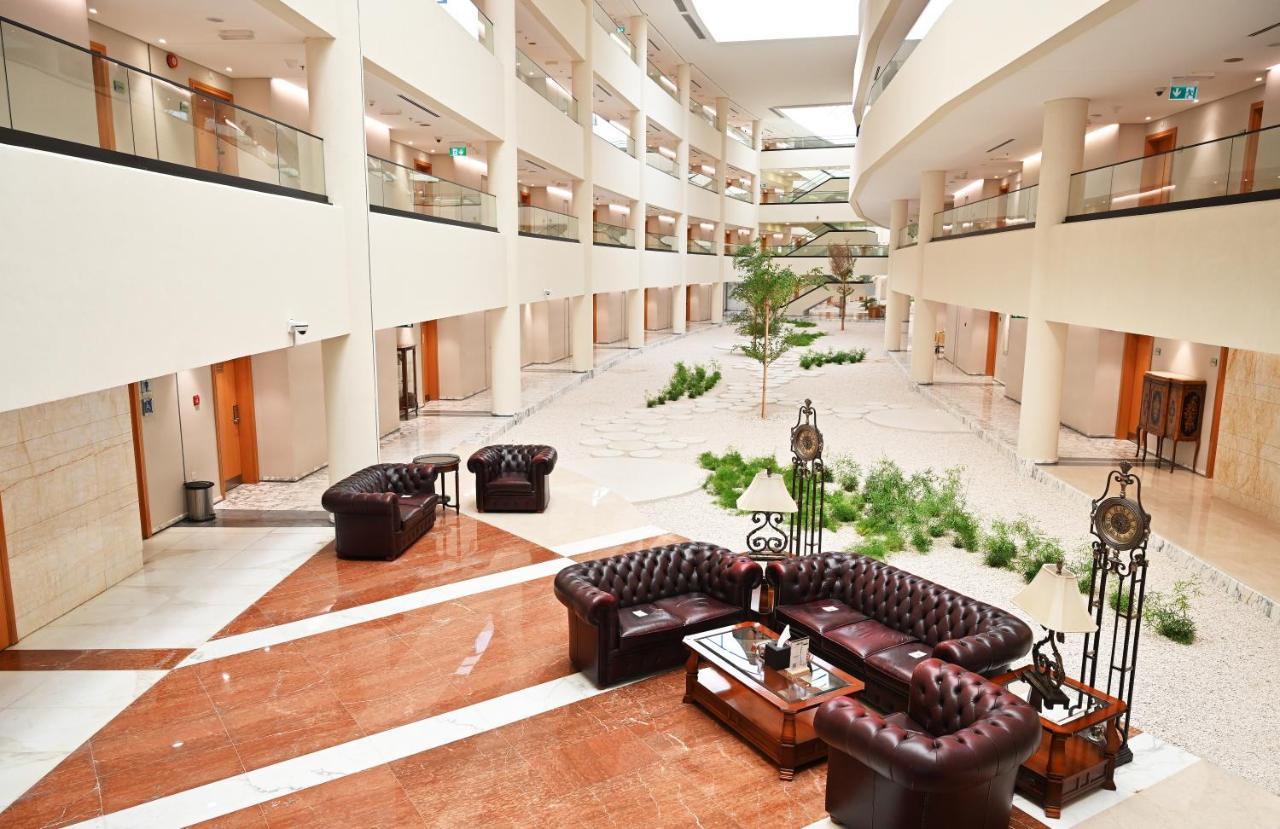 Officers Club & Hotel Abu Dhabi Esterno foto Lobby