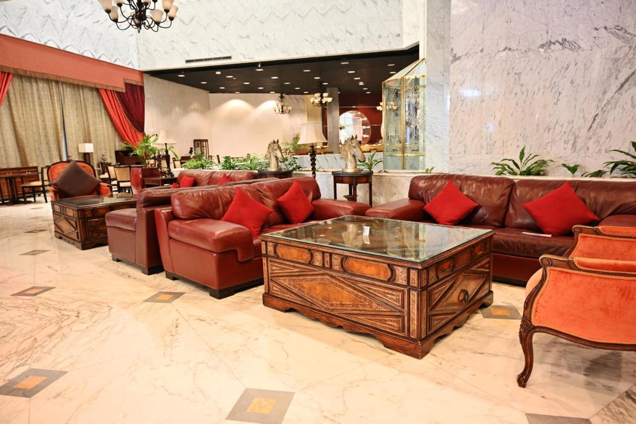 Officers Club & Hotel Abu Dhabi Esterno foto Lobby