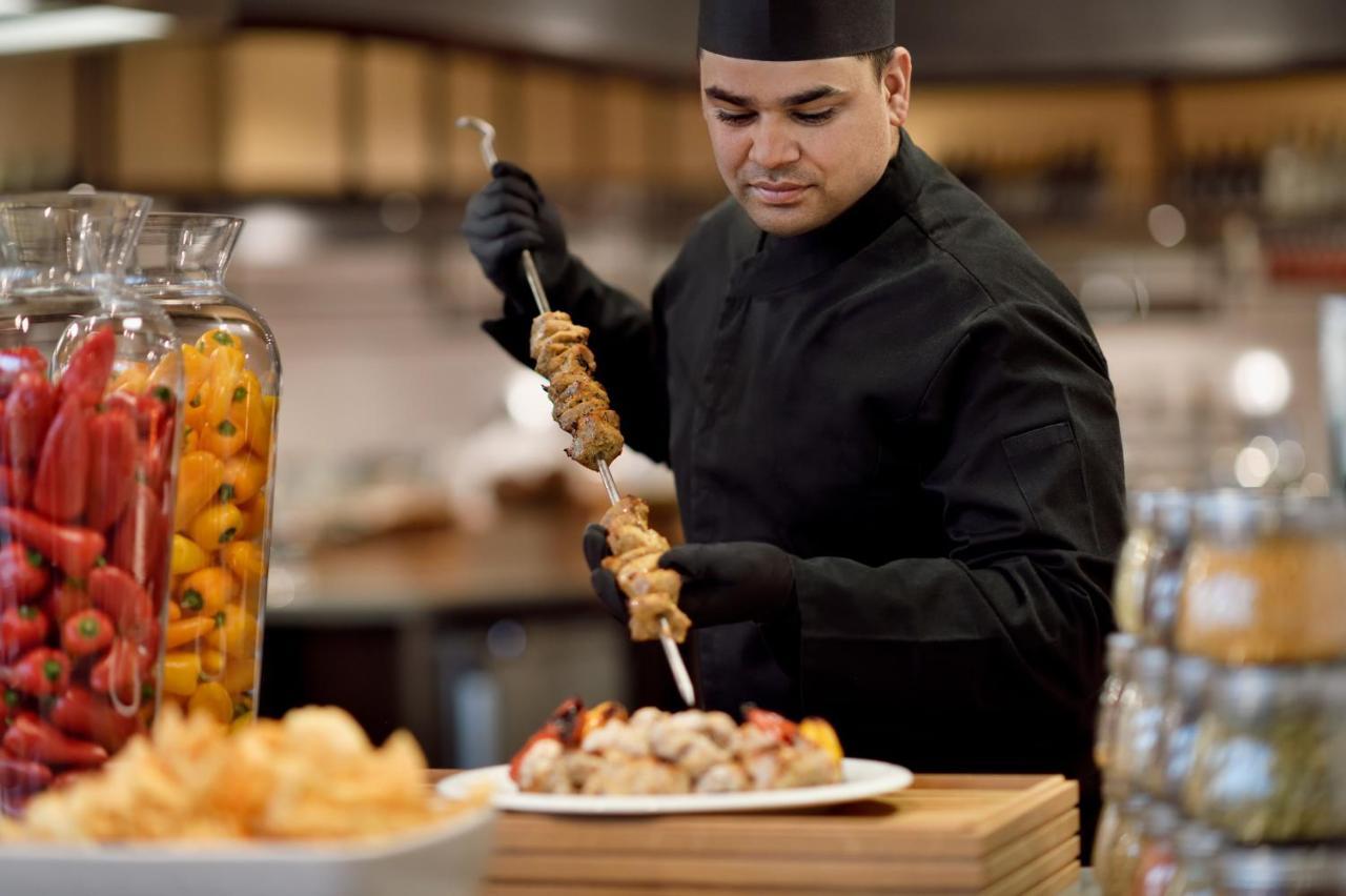 Officers Club & Hotel Abu Dhabi Esterno foto A chef preparing food