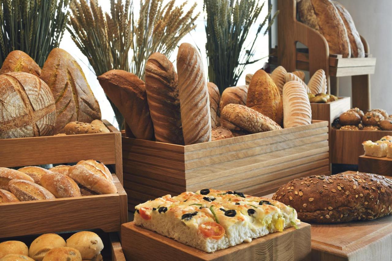 Officers Club & Hotel Abu Dhabi Esterno foto Bread