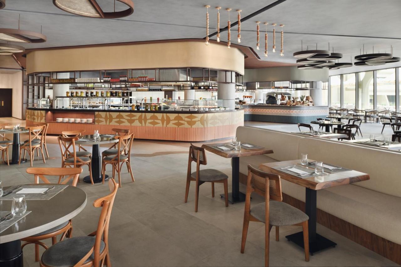Officers Club & Hotel Abu Dhabi Esterno foto The interior of the restaurant