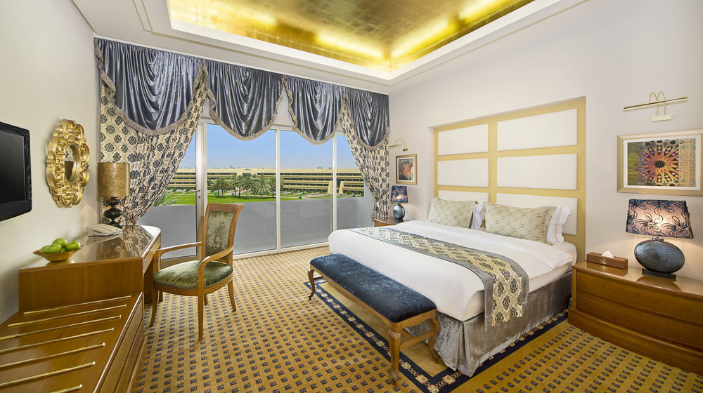 Officers Club & Hotel Abu Dhabi Esterno foto A bedroom at the Jumeirah Creekside