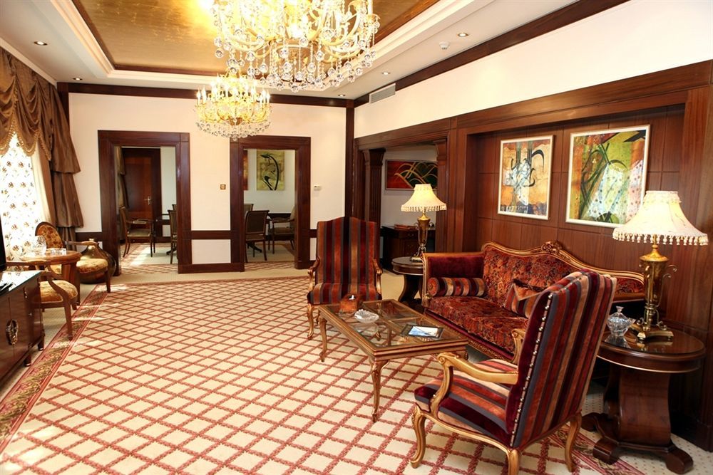 Officers Club & Hotel Abu Dhabi Esterno foto Interior of the Presidential Suite