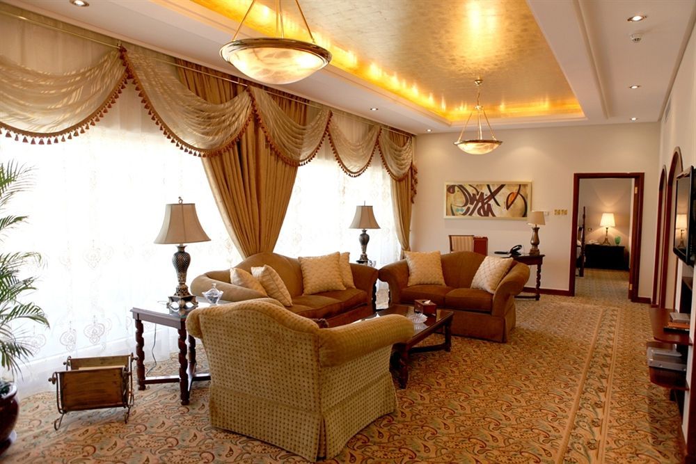 Officers Club & Hotel Abu Dhabi Esterno foto A living room