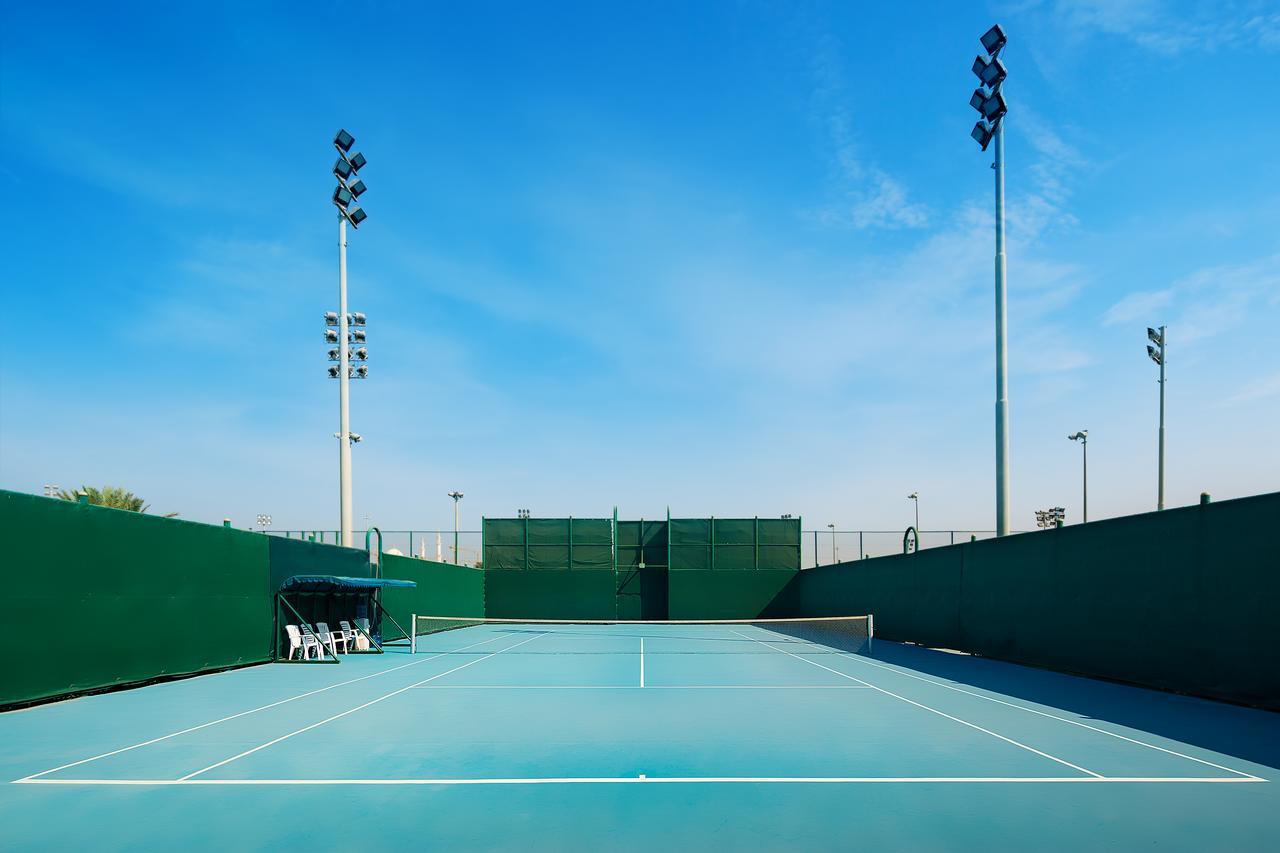 Officers Club & Hotel Abu Dhabi Esterno foto Tennis court at the complex