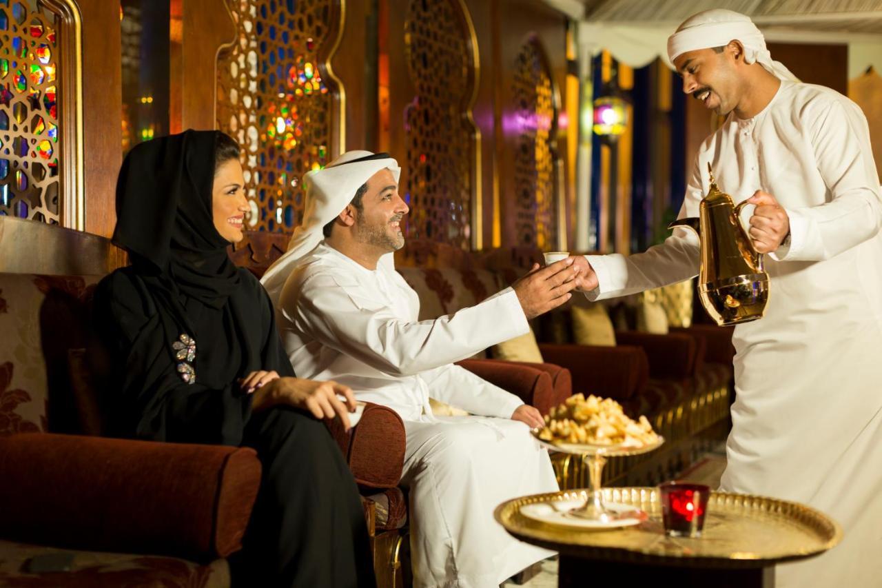 Officers Club & Hotel Abu Dhabi Esterno foto A coffee shop in the United Arab Emirates